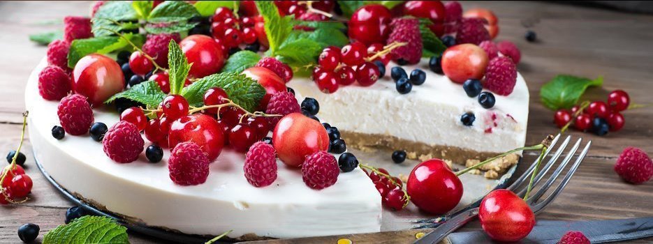 Cheesecake cu fructe de pădure și ciocolată albă