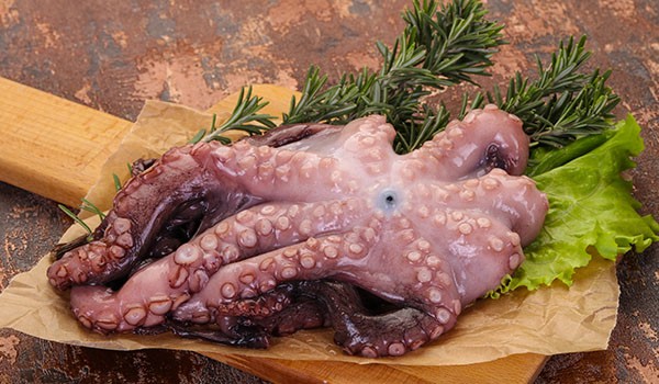 Arta de a găti caracatița: tehnici și ustensile esențiale pentru o textură ideală