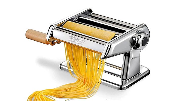 Merită să investești într-o mașină de făcut tăiței (paste) electrică